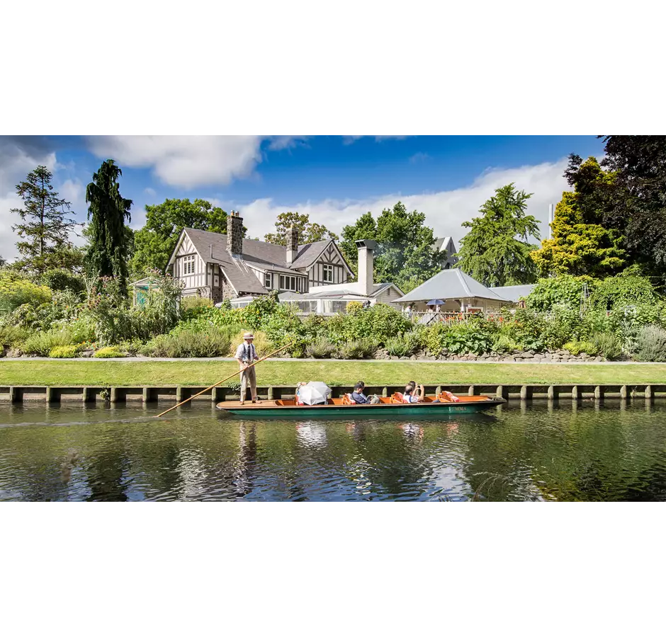 Christchurch Punting Outside Curators House